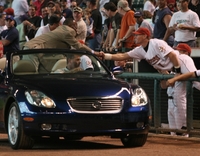 Biggio_congratulates_wynn_1