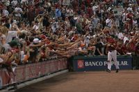 Biggio_salutes_crowd